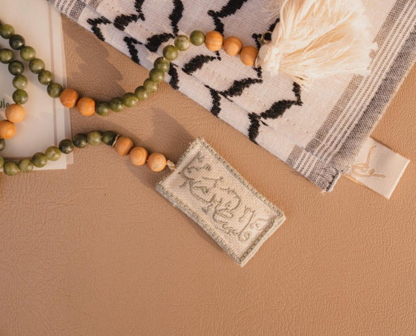 قلادة عِزّة